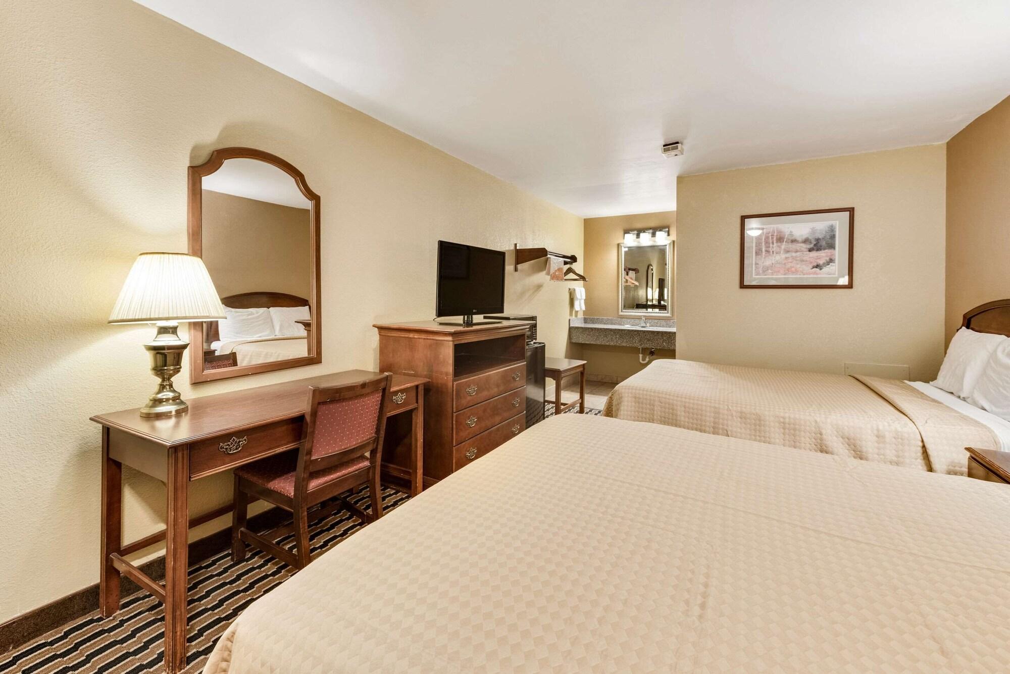 Rodeway Inn Columbus Exterior photo